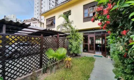 Casa duplex, nascente em Candeias, 4 qtos, piscina, 2 vagas, ventilação natural e energia solar.