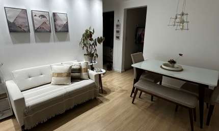 O apartamento é lindo, com um acabamento impecável e móveis planejados.