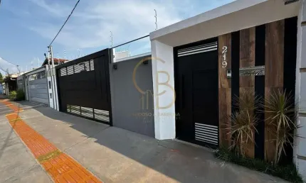 Linda casa térrea com paisagismo impecável e quintal aos fundos