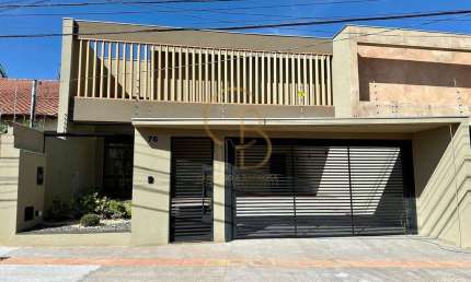 MARAVILHOSO IMÓVEL COM FACHADA MODERNA EM BRISE DE ALUMÍNIO