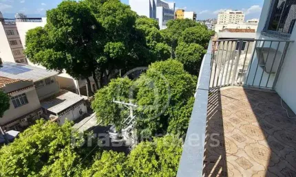 Apartamento com varanda, frente com sala grande, vaga na escritura, coberta, livre e demarcada, 2 elevadores