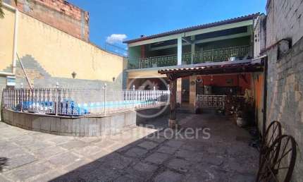 Casa com 4 quartos, sendo 2 suítes, piscina e ampla garagem, em Oswaldo Cruz