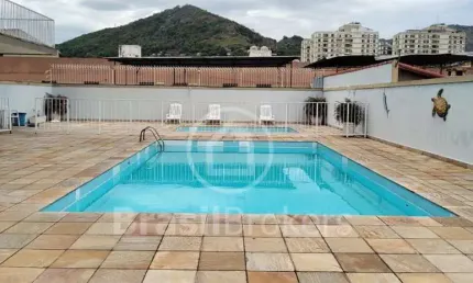Amplo apartamento em condomínio com piscina e academia.