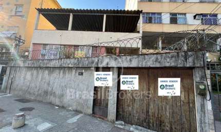 Casa duplex espaçosa com 215m² de área construída com terraço e um terreno amplo de 450m²!