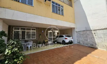 Casa com Piscina e possibilidade de construir um apartamento