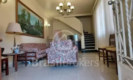 Casa Independente com varanda, Porcelanato no primeiro piso e sinteco no segundo, banheiro luxuoso, área frontal