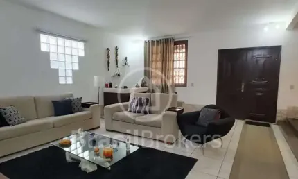 Casa ampla com espaço para festas e aceitando financiamento!
