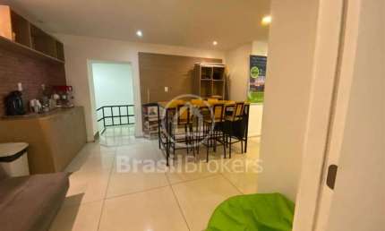 Loja / Salão / Ponto Comercial à venda com 226,00m² e 1 quarto em Del Castilho, Rio de Janeiro - rj