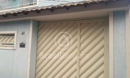 Casa de Condomínio com 4 Quartos e 3 banheiros à Venda, 210 m²