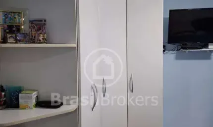Excelente casa com 350 M2, com piscina, churrasqueira, 4 quartos, sendo 2 suítes, 2 salas, dependência de empregada, garagem para 2 carros.