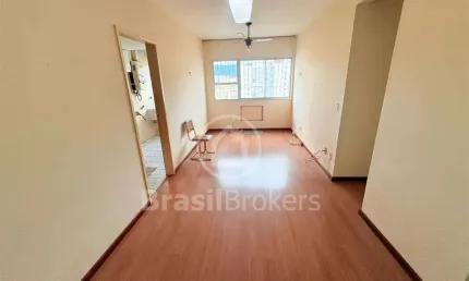 Apartamento reformado, espaçoso e bem iluminado, com 73m²