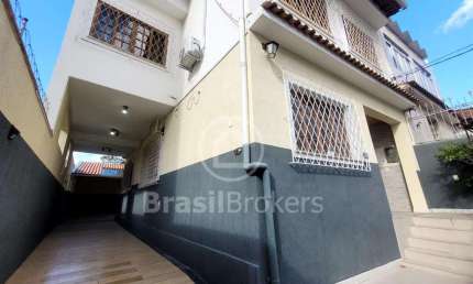 Espetacular  casa 3 dormitórios, 1suíte, quintal com churrasqueira. Aceitando Financiamento.