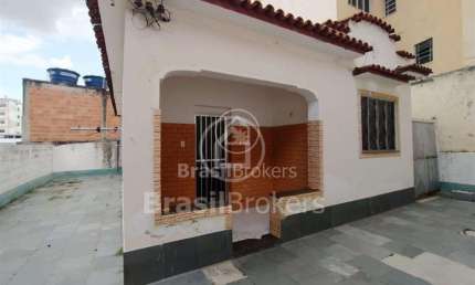 Casa com Quintal 2 quartos na rua Oricá em Braz de Pina