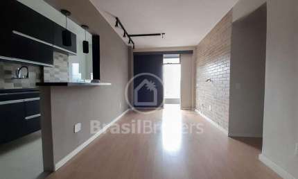 Apartamento impecável com varanda e 2 quartos 1 vaga e piscina em Madureira