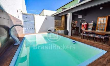 Maravilhosa casa em condomínio fechado, quintal com piscina e churrasqueira. Aceitando Financiamento .