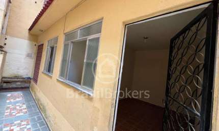 Casa de 1 quarto com uma Kitnet a venda -  a poucos passos do Mercadão de Madureira.