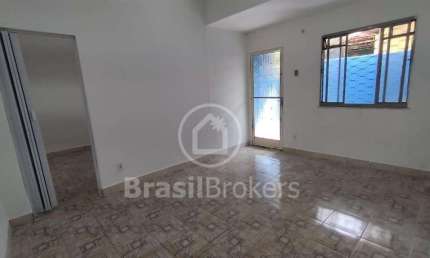Casa de fundos, localizada à Rua Benjamim de Magalhães, em Pilares.