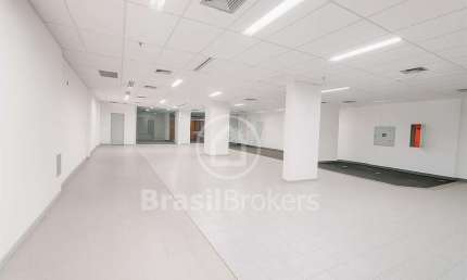 Loja com  525m², portões automáticos e Portas  Blindex, com Ar condicionado central, Sistema de Incêndio, 13 Vagas.