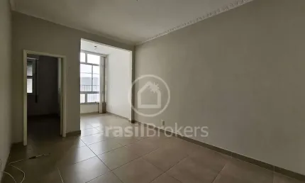 Apartamento reformado de 2 quartos colado no metrô saens pena!!!