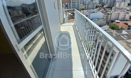 Apartamento à venda com 2 vagas na escritura, portaria 24 horas, varanda, 3 quartos com armários e dependência de serviço completa
