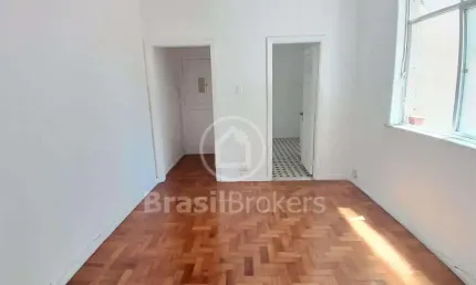 Apartamento a venda no Grajaú com 64 m², 2 quartos e dependência de serviço completa.