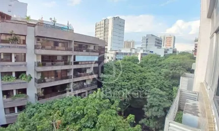 Apartamento a venda na Tijuca com 112 m², 3 quartos, 1 vaga na escritura e a 260 metros da estação do Metro Uruguai.