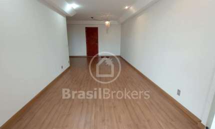 Apartamento de 3 quartos (1 suíte) com 131 m², Varandão, dependências completas e 2 vagas de garagem.