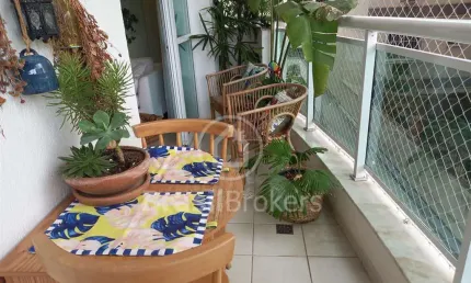 Belo  apartamento em condomínio clube todo reformado com excelente bom gosto.