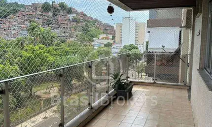 Apartamento de 2 quartos com 91 m², Varanda, dependências completas e vaga de garagem.