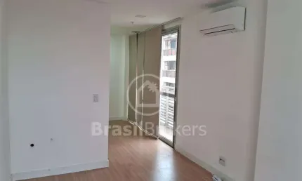 Sala comercial impecável na tijuca, com vista livre e vaga escriturada!