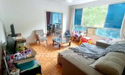 Apartamento de 3 quartos com 80 m², dependências completas e vaga de garagem.