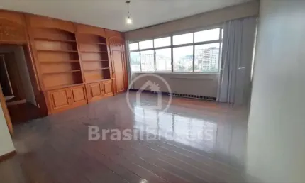 Apartamento com 130 m²,  3 quartos, vaga de garagem, salão e vista livre.
