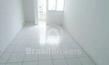 Apartamento de 2 quartos, com dependências completas e vaga de garagem.