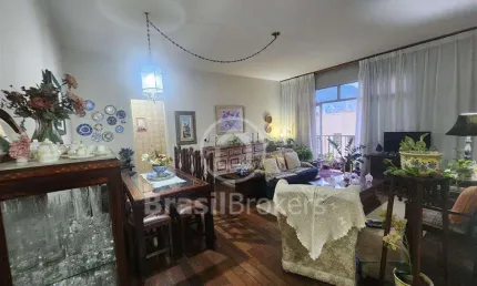 Um apartamento lindo e aconchegante em excelente localização na tijuca. 143m2 com varanda, 3 quartos (1 suíte) e 2 vagas