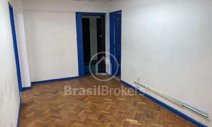 Sala Comercial à Venda com 4 ambientes na Avenida Treze de Maio - Centro
