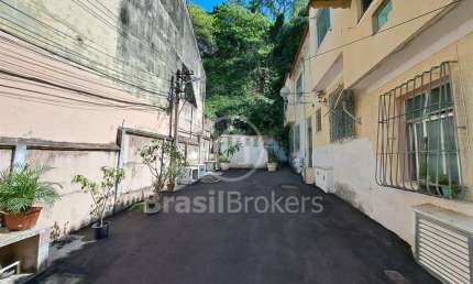 Apartamento de dois quartos, pronto para morar, vazio,  com vaga para moto.
