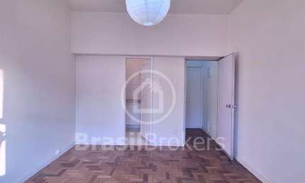 Sala com 25m² na Conde de Bonfim, junto à Praça Saenz Peña