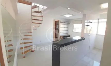 Cobertura duplex, com 2 quartos, 2 salas e varanda gourmet e vaga de garagem.