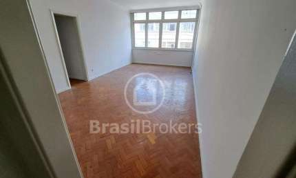 Apto. de três quartos com ótima localização na Tijuca. Vaga escriturada.