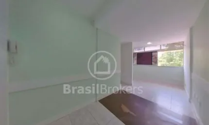 Sala comercial a venda, na porta do metrô saenz penã, com 3 salas e 2 banheiros