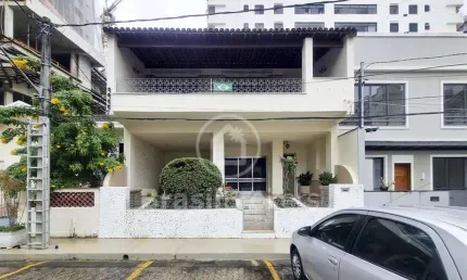 Casa de Vila com vaga de garagem e 3 quartos na Rua Itacuruça