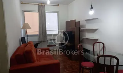 Apartamento de quarto, sala, vaga e dependência em excelente localização
