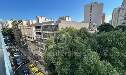 Excelente apartamento vazio no coração do Rio de Janeiro no Centro! Este espaçoso apartamento de 03 quartos , 02 salas, vista livre.