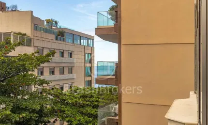 Excelente apartamento na quadra da praia do Leblon com 181 m² e 3 vagas.