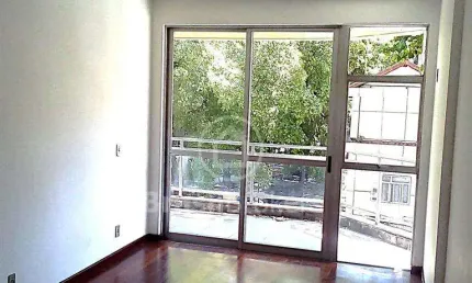 Laranjeiras Sala 2 quartos suite vaga..Rua tranquila e silenciosa