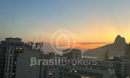 Vendo apartamento totalmente modernizado com vista para Lagoa e Cristo, 3 quartos na Rua Visconde de Pirajá, próximo à Rua Garcia D’Avila.