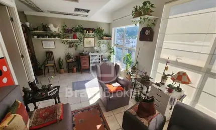Sala comercial de 30m² em prédio moderno com vaga de garagem