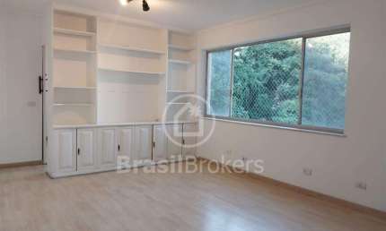 Prédio com infraestrutura, vista mata verde/ Pão de Açúcar. 3 quartos, suíte, dependências completas com vaga na escritura