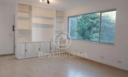 Prédio com infraestrutura, vista mata verde/ pão de açúcar. 3 quartos, suíte, dependências completas com vaga na escritura