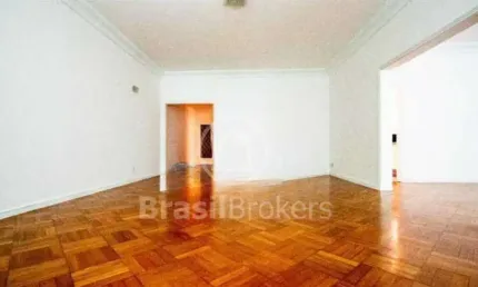 Apartamento com 232 m² e garagem na quadra da praia